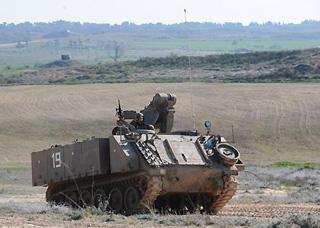Israeli&nbsp;soldiers&nbsp;drive&nbsp;an&nbsp;armored&nbsp;car&nbsp;in&nbsp;Gaza&nbsp;strip,&nbsp;Jan.&nbsp;4,&nbsp;2009.&nbsp;Israeli&nbsp;on&nbsp;Sunday&nbsp;army&nbsp;clamed&nbsp;30&nbsp;injureds&nbsp;since&nbsp;the&nbsp;ground&nbsp;operation&nbsp;on&nbsp;Jan.&nbsp;3,&nbsp;2009.&nbsp;(Xinhua/Yin&nbsp;Bogu)