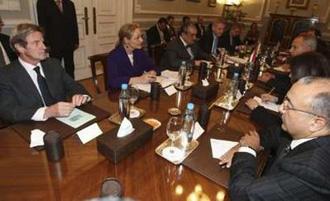 (L-R, facing camera) French Foreign Minister Bernard Kouchner, EU External Relations Commissioner Benita Ferrero-Waldner, Czech Foreign Minister Karel Schwarzenberg and Swedish Foreign Minister Carl Bildt meet Egyptian Foreign Minister Ahmed Aboul Gheit in Cairo January 4, 2009.  REUTERS/Amr Dalsh