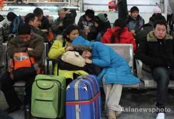 Travelers wait for trains at Beijing West Railway Station, January 1, 2009. Millions of people started setting home on long journeys on Friday from Beijing as the city kicked off its Spring Festival travel season early. [Asianewsphoto]