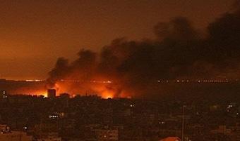 Smoke billows from fires raging on the edge of Gaza City. The heaviest fighting of Israel's war on Hamas raged in Gaza City early on Tuesday as Israeli Prime Minister Ehud Olmert rebuffed appeals to stop the death toll from mounting further. (AFP/Mahmud Hams)