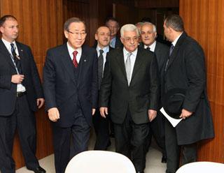 United Nations Secretary General Ban Ki-moon (2nd L) meets with Mahmoud Abbas (2nd R, front), president of the Palestinian Authority, to discuss the crisis in Gaza at the United Nations in New York, Jan. 6, 2009. (Xinhua/Hou Jun)