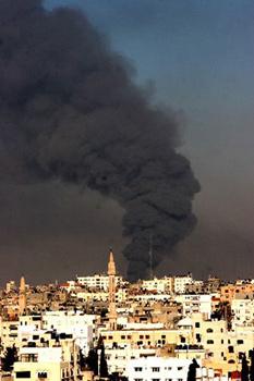 Dense&nbsp;smoke&nbsp;rises&nbsp;from&nbsp;Gaza&nbsp;city&nbsp;after&nbsp;Israeli&nbsp;bombardment&nbsp;on&nbsp;Jan.8,&nbsp;2009.&nbsp;(Xinhua&nbsp;Photo)