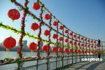 Beijing tourism departments will hand out 30 thousand free tickets for top tourist spots like the Forbidden City, the Great Wall, and the Bird's Nest during the Spring Festival.