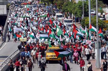 Demonstrators&nbsp;march&nbsp;to&nbsp;the&nbsp;United&nbsp;States&nbsp;Embassy&nbsp;to&nbsp;Malaysia&nbsp;to&nbsp;hold&nbsp;a&nbsp;protest&nbsp;against&nbsp;the&nbsp;US&nbsp;support&nbsp;for&nbsp;Israel's&nbsp;continued&nbsp;military&nbsp;attacks&nbsp;on&nbsp;the&nbsp;Palestinians&nbsp;in&nbsp;the&nbsp;Gaza&nbsp;Strip,&nbsp;in&nbsp;Kuala&nbsp;Lumpur,&nbsp;Jan.&nbsp;9,&nbsp;2009.&nbsp;(Xinhua/Chong&nbsp;Voon&nbsp;Chung)&nbsp;