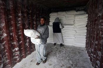 Palestinians&nbsp;receive&nbsp;food&nbsp;aid&nbsp;from&nbsp;the&nbsp;United&nbsp;Nations&nbsp;Relief&nbsp;and&nbsp;Works&nbsp;Agency&nbsp;(UNRWA)&nbsp;at&nbsp;the&nbsp;refugee&nbsp;camp&nbsp;of&nbsp;Rafah&nbsp;in&nbsp;the&nbsp;southern&nbsp;Gaza&nbsp;Strip&nbsp;on&nbsp;the&nbsp;border&nbsp;with&nbsp;Egypt.&nbsp;The&nbsp;main&nbsp;UN&nbsp;agency&nbsp;operating&nbsp;in&nbsp;the&nbsp;Gaza&nbsp;Strip&nbsp;halted&nbsp;its&nbsp;operations&nbsp;on&nbsp;Thursday&nbsp;after&nbsp;an&nbsp;attack&nbsp;on&nbsp;a&nbsp;truck&nbsp;convoy&nbsp;and&nbsp;amid&nbsp;mounting&nbsp;calls&nbsp;for&nbsp;Israel&nbsp;to&nbsp;abide&nbsp;by&nbsp;international&nbsp;humanitarian&nbsp;law.(AFP/Said&nbsp;Khatib)