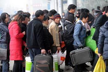 Passengers enter the Nanjing Railway Station in Nanjing, capital of east China's Jiangsu Province, Jan. 8, 2009. During the Spring Festival travel period this year, known as Chunyun in Chinese, more than 6.19 million person-time is expected to depart from Nanjing, over 2.71 million of whom would depart by train, according to the Chunyun Affairs Office of Nanjing on Jan. 1.