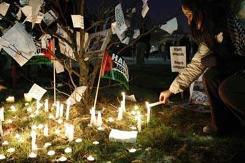 A&nbsp;pro-Palestinian&nbsp;demonstrator&nbsp;lights&nbsp;a&nbsp;candle&nbsp;during&nbsp;a&nbsp;protest&nbsp;in&nbsp;Paris&nbsp;against&nbsp;Israel's&nbsp;offensive&nbsp;on&nbsp;Gaza&nbsp;Jan.&nbsp;10,&nbsp;2009.&nbsp;(Xinhua/Reuters&nbsp;Photo)
