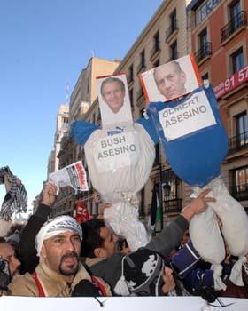 People take part in a demonstration on Jan. 11, 2009 in Madrid, capital of Spain, to protest against Israeli's continued military attacks on the Palestinians in the Gaza Strip. (Xinhua/Chen Haitong)
