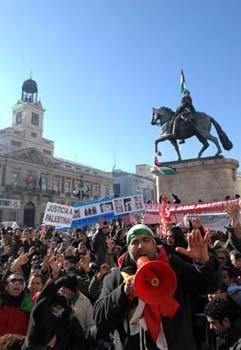 People take part in a demonstration on Jan. 11, 2009 in Madrid, capital of Spain, to protest against Israeli's continued military attacks on the Palestinians in the Gaza Strip. (Xinhua/Chen Haitong)