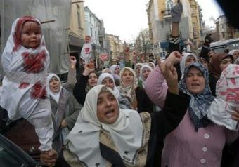 Muslims&nbsp;hold&nbsp;up&nbsp;a&nbsp;doll&nbsp;which&nbsp;represents&nbsp;an&nbsp;injured&nbsp;victim&nbsp;and&nbsp;shout&nbsp;anti-war&nbsp;slogans&nbsp;during&nbsp;a&nbsp;protest&nbsp;by&nbsp;members&nbsp;of&nbsp;the&nbsp;Arab&nbsp;and&nbsp;Muslims&nbsp;communities&nbsp;living&nbsp;in&nbsp;Bulgaria&nbsp;in&nbsp;Plovdiv&nbsp;east&nbsp;of&nbsp;the&nbsp;Bulgarian&nbsp;capital&nbsp;Sofia,&nbsp;Friday,&nbsp;Jan.&nbsp;9,&nbsp;2009.&nbsp;Hundreds&nbsp;Muslims&nbsp;gathered&nbsp;to&nbsp;protest&nbsp;against&nbsp;the&nbsp;ongoing&nbsp;Israeli&nbsp;military&nbsp;operation&nbsp;in&nbsp;Gaza&nbsp;Strip.(AP&nbsp;Photo)&nbsp;
