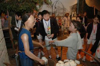 Students from China's quake-hit Sichuan Province visit the Kaisa Heritage Center in Manila Jan. 12, 2009. Invited by Philippine President Gloria Macapagal-Arroyo, a group of 100 children who survived a devastating earthquake in China last May arrived in the Philippines on Sunday for a weeklong trip.(Xinhua/Xu Lingui)