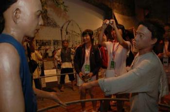 Students from China's quake-hit Sichuan Province visit the Kaisa Heritage Center in Manila Jan. 12, 2009. Invited by Philippine President Gloria Macapagal-Arroyo, a group of 100 children who survived a devastating earthquake in China last May arrived in the Philippines on Sunday for a weeklong trip.(Xinhua/Xu Lingui)