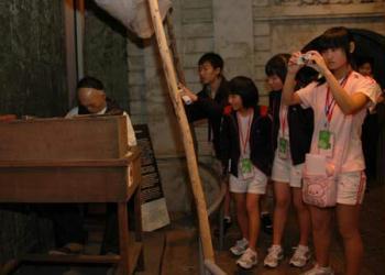 Students from China's quake-hit Sichuan Province visit the Kaisa Heritage Center in Manila Jan. 12, 2009. Invited by Philippine President Gloria Macapagal-Arroyo, a group of 100 children who survived a devastating earthquake in China last May arrived in the Philippines on Sunday for a weeklong trip.(Xinhua/Xu Lingui)