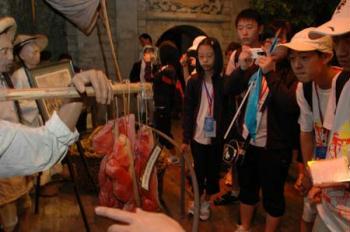 Students from China's quake-hit Sichuan Province visit the Kaisa Heritage Center in Manila Jan. 12, 2009. Invited by Philippine President Gloria Macapagal-Arroyo, a group of 100 children who survived a devastating earthquake in China last May arrived in the Philippines on Sunday for a weeklong trip.(Xinhua/Xu Lingui)