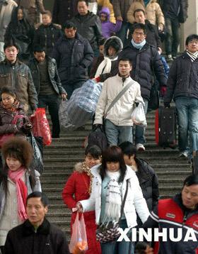 Increasing flows of passengers are testing the country's transportation capability, as 4 and a half million people travelled by train on Monday. 