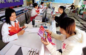  Travel agencies say the booking rush for overseas Spring Festival trips has come earlier than usual.