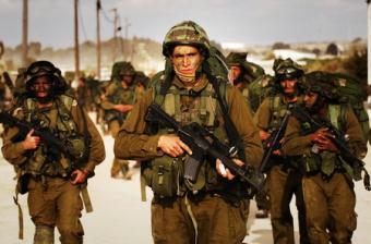In&nbsp;this&nbsp;photo&nbsp;released&nbsp;by&nbsp;the&nbsp;Israeli&nbsp;Defence&nbsp;Forces&nbsp;(IDF),&nbsp;Israeli&nbsp;soldiers&nbsp;walk&nbsp;towards&nbsp;the&nbsp;northern&nbsp;Gaza&nbsp;Strip&nbsp;January&nbsp;12,&nbsp;2009.&nbsp;An&nbsp;Israeli&nbsp;military&nbsp;spokesman&nbsp;said&nbsp;army&nbsp;reservists&nbsp;had&nbsp;been&nbsp;thrown&nbsp;into&nbsp;the&nbsp;campaign&nbsp;that&nbsp;Israel&nbsp;launched&nbsp;with&nbsp;the&nbsp;declared&nbsp;aim&nbsp;of&nbsp;ending&nbsp;cross-border&nbsp;rocket&nbsp;attacks&nbsp;from&nbsp;the&nbsp;Hamas-ruled&nbsp;territory&nbsp;to&nbsp;its&nbsp;south.&nbsp;[Agencies]