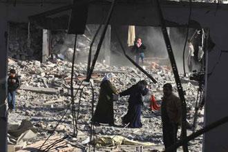 Palestinians&nbsp;inspect&nbsp;their&nbsp;houses&nbsp;destroyed&nbsp;by&nbsp;Israeli&nbsp;strikes&nbsp;in&nbsp;Gaza&nbsp;City&nbsp;on&nbsp;Jan.&nbsp;13,&nbsp;2009.&nbsp;Israeli&nbsp;soldiers&nbsp;fought&nbsp;heavy&nbsp;battles&nbsp;with&nbsp;local&nbsp;militants&nbsp;in&nbsp;Gaza&nbsp;early&nbsp;Tuesday.&nbsp;Medics&nbsp;said&nbsp;Monday&nbsp;that&nbsp;over&nbsp;900&nbsp;people&nbsp;have&nbsp;been&nbsp;killed&nbsp;and&nbsp;more&nbsp;than&nbsp;4,100&nbsp;others&nbsp;wounded&nbsp;since&nbsp;Israeli&nbsp;military&nbsp;operation&nbsp;on&nbsp;Dec.&nbsp;27,&nbsp;2008.&nbsp;(Xinhua/Wissam&nbsp;Nassar)