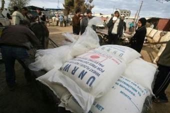 Palestinians&nbsp;distribute&nbsp;food&nbsp;aid&nbsp;received&nbsp;from&nbsp;the&nbsp;United&nbsp;Nations&nbsp;at&nbsp;the&nbsp;refugee&nbsp;camp&nbsp;of&nbsp;Rafah&nbsp;in&nbsp;the&nbsp;southern&nbsp;Gaza&nbsp;Strip&nbsp;on&nbsp;January&nbsp;8.&nbsp;The&nbsp;United&nbsp;Nations&nbsp;has&nbsp;decided&nbsp;to&nbsp;resume&nbsp;aid&nbsp;distribution&nbsp;for&nbsp;embattled&nbsp;Palestinians&nbsp;in&nbsp;the&nbsp;Gaza&nbsp;Strip&nbsp;after&nbsp;receiving&nbsp;security&nbsp;assurances&nbsp;from&nbsp;Israel.(AFP/File/Said&nbsp;Khatib)