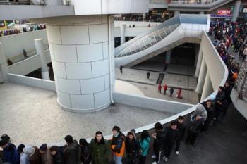 The first travel peak for the railway system has come. The authorities made great efforts to deal with any issues but there is still a great deal of pressure. Yang Shanshan has the story.