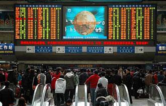 Travel is heating up ahead of the Spring Festival, with the number of passengers at Beijing West Railway Station chugging past 190 thousand on Friday.
