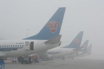 The Shuangliu International Airport in Chengdu, capital of Sichuan, was closed on Sunday for more than five hours due to poor visibility. 