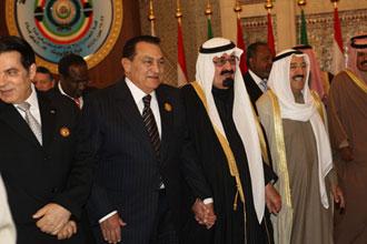 Egyptian President Hosni Mubarak (2nd L, front), King Abdullah of Saudi Arabia (3rd L, front) and Emir of Kuwait Sheikh Sabah al-Ahmad al-Jaber al-Sabah (4th L, front) attend the Arab Economic, Social and Development Summit in Kuwait City, Kuwait, Jan. 19, 2009. Arab heads of state gathered here on Monday for the first Arab economic summit, which is set to tackle the Gaza situation in addition to the impact of global financial crisis, infrastructure and social issues in the Arab world. (Xinhua/KUNA)