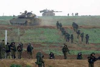 Israeli&nbsp;tanks&nbsp;provide&nbsp;security&nbsp;to&nbsp;soldiers&nbsp;returning&nbsp;to&nbsp;Israel&nbsp;early&nbsp;morning&nbsp;January&nbsp;18,&nbsp;2009&nbsp;after&nbsp;a&nbsp;combat&nbsp;mission&nbsp;in&nbsp;Gaza.REUTERS/Yannis&nbsp;Behrakis