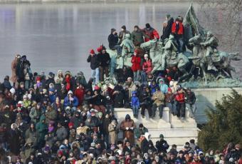 Crowds stand on a statue next to the on the National Mall ahead of the inauguration of Barack Obama as the 44th President of the United States of America in Washington, January 20, 2009. Obama becomes the first African-American to be elected to the office of President in the history of the United States. [Agencies]