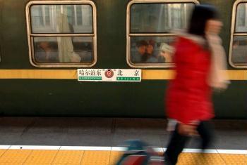 It's now over ten days into the Spring Festival travel peak. Statistics show the homeward flow of students has already begun to fall.