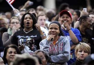 A crowd of spectators gathers to watch the inauguration ceremony of U.S. President Barack Obama at a gathering in Los Angeles January 20, 2009.REUTERS/Phil McCarten