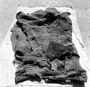 File photo shows a totally worn-out Tibetan quilt used by a serf for over 50 years. (Xinhua File Photo)