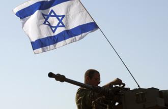 An&nbsp;Israeli&nbsp;soldier&nbsp;works&nbsp;on&nbsp;a&nbsp;tank&nbsp;near&nbsp;Kibbutz&nbsp;Mefalsim,&nbsp;just&nbsp;outside&nbsp;the&nbsp;northern&nbsp;Gaza&nbsp;Strip&nbsp;January&nbsp;21,&nbsp;2009.&nbsp;(Xinhua/Reuters&nbsp;Photo)
