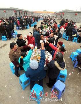 Even though these people don't have enough money to prepare a lavish feast, they're satisfied to gather around the table with family members. 