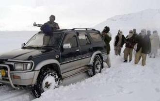 In this picture released exclusively to Reuters on January 17, 2009, Taliban militants are seen with their weapons in an undisclosed location in Afghanistan January 16, 2009.  REUTERS/Stringer