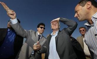 U.N. humanitarian chief John Holmes, center, observes destruction in Zeitoun neighborhood in Gaza City, Thursday, Jan. 22, 2009. (AP Photo/Ben Curtis)