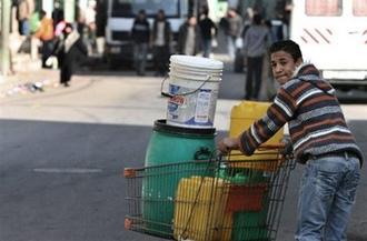 A&nbsp;Palestinian&nbsp;resident&nbsp;with&nbsp;canisters&nbsp;full&nbsp;of&nbsp;water&nbsp;in&nbsp;Gaza&nbsp;City&nbsp;on&nbsp;January&nbsp;10.(AFP/File/Mahmud&nbsp;Hams)