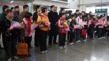 Children from quake-affected Sichuan Province are warmly greeted at the railway station in Cangzhou, north China's Hebei Province, Jan. 22, 2009. Children from ten poor families of Pingwu county, Mianyang city, southwest China's Sichuan Province were invited by volunteer charity families in Cangzhou to spend the Chinese Lunar New Year, which falls on Jan. 26 this year. (Xinhua/Fu Xinchun)