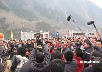 Chinese Premier Wen Jiabao (center) talks with quake survivors in Beichuan, Sichuan province, Saturday, January 24, 2009. [cnsphoto]
