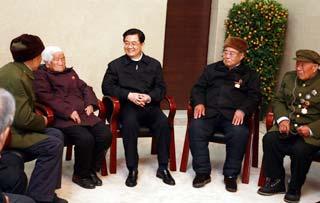 Chinese President Hu Jintao (C) talks with revolutionary veterans, their descendants, and local work models in Jinggangshan City, east China's Jiangxi Province, Jan. 24, 2009, ahead of the Chinese Lunar New Year, China's most important holiday for family gatherings. (Xinhua photo)