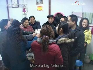 This family is lucky to have everyone sitting at the dinner table. They are content with just being able to be together.(CCTV.com)
