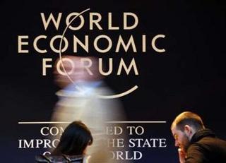 People&nbsp;walk&nbsp;in&nbsp;front&nbsp;of&nbsp;a&nbsp;logo&nbsp;in&nbsp;the&nbsp;venue&nbsp;of&nbsp;the&nbsp;World&nbsp;Economic&nbsp;Forum&nbsp;(WEF)&nbsp;in&nbsp;Davos&nbsp;January&nbsp;26,&nbsp;2009.REUTERS/Denis&nbsp;Balibouse