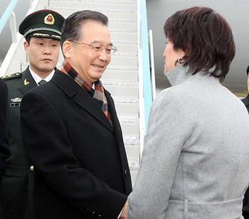 Chinese&nbsp;Premier&nbsp;Wen&nbsp;Jiabao&nbsp;(C)&nbsp;shakes&nbsp;hands&nbsp;with&nbsp;Swiss&nbsp;Vice&nbsp;President&nbsp;and&nbsp;Minister&nbsp;of&nbsp;Economy&nbsp;Doris&nbsp;Leuthard&nbsp;greeting&nbsp;him&nbsp;upon&nbsp;his&nbsp;arrival&nbsp;at&nbsp;the&nbsp;airport&nbsp;in&nbsp;Zurich&nbsp;Jan.&nbsp;27,&nbsp;2009.&nbsp;Wen&nbsp;arrived&nbsp;in&nbsp;Zurich&nbsp;on&nbsp;Tuesday&nbsp;to&nbsp;start&nbsp;an&nbsp;official&nbsp;visit&nbsp;to&nbsp;Switzerland&nbsp;and&nbsp;to&nbsp;attend&nbsp;the&nbsp;upcoming&nbsp;annual&nbsp;meeting&nbsp;of&nbsp;the&nbsp;World&nbsp;Economic&nbsp;Forum.&nbsp;Switzerland&nbsp;is&nbsp;the&nbsp;first&nbsp;leg&nbsp;of&nbsp;Wen's&nbsp;European&nbsp;tour,&nbsp;which&nbsp;will&nbsp;also&nbsp;take&nbsp;him&nbsp;to&nbsp;Germany,&nbsp;the&nbsp;European&nbsp;Union&nbsp;headquarters,&nbsp;Spain&nbsp;and&nbsp;Britain.(Xinhua/Lan&nbsp;Hongguang)