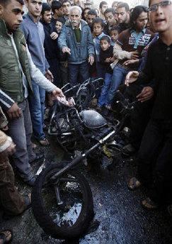 Palestinians&nbsp;look&nbsp;at&nbsp;a&nbsp;destroyed&nbsp;motorcycle&nbsp;after&nbsp;an&nbsp;Israeli&nbsp;air&nbsp;strike&nbsp;in&nbsp;Khan&nbsp;Younis&nbsp;in&nbsp;the&nbsp;southern&nbsp;Gaza&nbsp;Strip&nbsp;January&nbsp;27,&nbsp;2009.REUTERS/Ibraheem&nbsp;Abu&nbsp;Mustafa