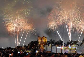 Tens of thousands of local residents and tourists gathered at the Victoria Harbour of Hong Kong Tuesday evening, January 27, 2009 to enjoy a splendid firework show that lasted more than twenty minutes to celebrate the Year of Ox and brace for the 2009 East Asian Games set to open there in December. [Photo: Xinhua]