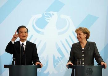 ChinesChinese&nbsp;Premier&nbsp;Wen&nbsp;Jiabao&nbsp;(L)&nbsp;speaks&nbsp;while&nbsp;German&nbsp;Chancellor&nbsp;Angela&nbsp;Merkel&nbsp;looks&nbsp;on&nbsp;during&nbsp;a&nbsp;news&nbsp;conference&nbsp;in&nbsp;Berlin&nbsp;Jan.&nbsp;29,&nbsp;2009.&nbsp;(Xinhua/Lan&nbsp;Hongguang)