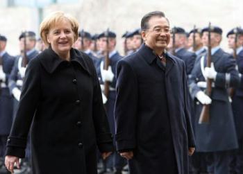 German&nbsp;Chancellor&nbsp;Angela&nbsp;Merkel&nbsp;(L)&nbsp;and&nbsp;visiting&nbsp;Chinese&nbsp;Premier&nbsp;Wen&nbsp;Jiabao&nbsp;attend&nbsp;a&nbsp;welcome&nbsp;ceremony&nbsp;held&nbsp;for&nbsp;Wen&nbsp;at&nbsp;the&nbsp;Chancellor's&nbsp;office&nbsp;in&nbsp;Berlin,&nbsp;Germany,&nbsp;Jan.&nbsp;29,&nbsp;2009.&nbsp;Wen&nbsp;arrived&nbsp;in&nbsp;Berlin&nbsp;late&nbsp;Wednesday&nbsp;for&nbsp;an&nbsp;official&nbsp;visit&nbsp;to&nbsp;the&nbsp;country.&nbsp;(Xinhua/Yao&nbsp;Dawei)