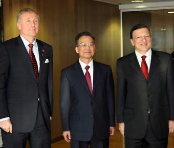 Chinese&nbsp;Premier&nbsp;Wen&nbsp;Jiabao&nbsp;(C)&nbsp;poses&nbsp;with&nbsp;European&nbsp;Commission&nbsp;President&nbsp;Jose&nbsp;Manuel&nbsp;Barroso&nbsp;(R)&nbsp;and&nbsp;Prime&nbsp;Minister&nbsp;of&nbsp;the&nbsp;Czech&nbsp;Republic&nbsp;Mirek&nbsp;Topolanek,&nbsp;whose&nbsp;country&nbsp;currently&nbsp;holds&nbsp;the&nbsp;rotating&nbsp;European&nbsp;Union&nbsp;presidency,&nbsp;following&nbsp;his&nbsp;talks&nbsp;with&nbsp;Barroso&nbsp;at&nbsp;EU&nbsp;headquarters&nbsp;in&nbsp;Brussels,&nbsp;Belgium,&nbsp;Jan.&nbsp;30,&nbsp;2009.&nbsp;(Xinhua/Lan&nbsp;Hongguang)