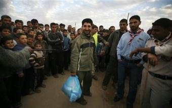 Palestinian&nbsp;Jumma&nbsp;Dardona,&nbsp;34,&nbsp;center,&nbsp;receives&nbsp;humanitarian&nbsp;food&nbsp;in&nbsp;a&nbsp;makeshift&nbsp;camp&nbsp;in&nbsp;eastern&nbsp;Jebaliya,&nbsp;northern&nbsp;Gaza&nbsp;strip,&nbsp;Wednesday,&nbsp;Jan.&nbsp;28,&nbsp;2009.(AP&nbsp;Photo/Anja&nbsp;Niedringhaus)&nbsp;