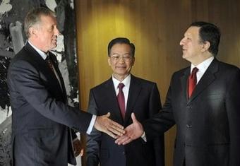 Czech&nbsp;Prime&nbsp;Minister&nbsp;Mirek&nbsp;Topolanek,&nbsp;Chinese&nbsp;Premier&nbsp;Wen&nbsp;Jiabao&nbsp;and&nbsp;European&nbsp;Commission&nbsp;President&nbsp;Jose&nbsp;Manuel&nbsp;Barroso&nbsp;pose&nbsp;before&nbsp;their&nbsp;trilateral&nbsp;meeting&nbsp;at&nbsp;the&nbsp;EU&nbsp;headquarters&nbsp;in&nbsp;Brussels.&nbsp;China&nbsp;and&nbsp;the&nbsp;European&nbsp;Union&nbsp;set&nbsp;aside&nbsp;past&nbsp;differences&nbsp;Friday&nbsp;and&nbsp;vowed&nbsp;to&nbsp;work&nbsp;together&nbsp;to&nbsp;confront&nbsp;the&nbsp;global&nbsp;economic&nbsp;crisis&nbsp;and&nbsp;climate&nbsp;change.(AFP/Dominique&nbsp;Faget)